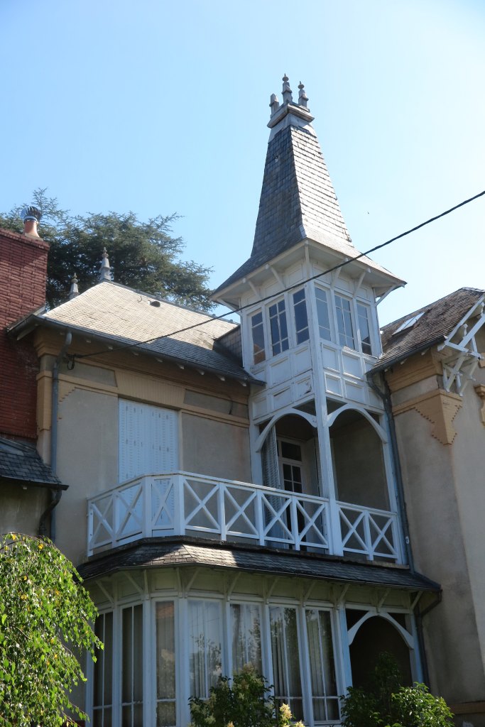 Vue rapprochée du premier étage de la façade sud de la maison.