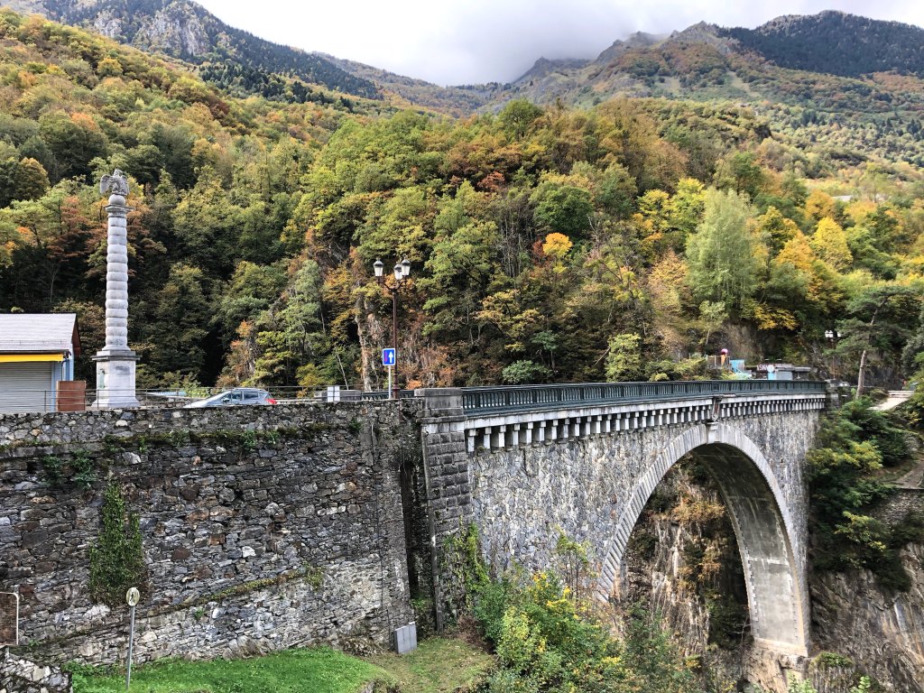 Pont et colonne Napoléon depuis la route de Gavarnie