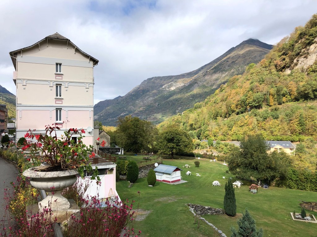 Hôtel Le Chili. Elévation latérale (sud) et parc