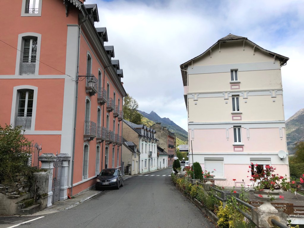 Entrée sud du bourg de Saint-Sauveur. Résidence de tourisme et hôtel Le Chili