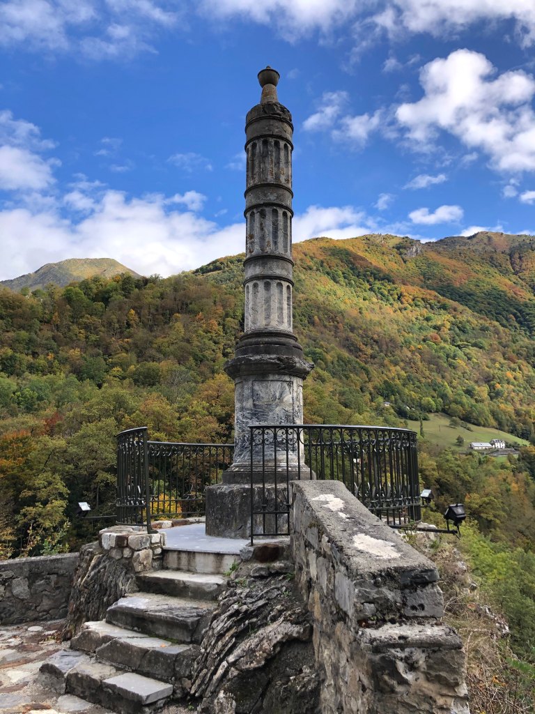 Colonne à la duchesse de Berry. Vue d'ensemble depuis la route, vers le gave