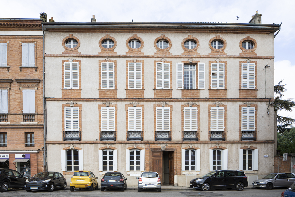 Vue générale de la façade depuis la place Alfred Marty