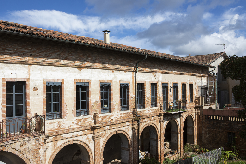 Vue générale de l'unique aile de cloître construite par les Augustins