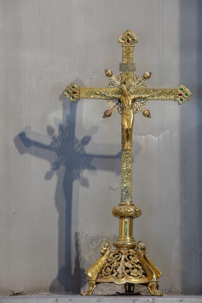 Croix d'autel et deux chandeliers, anciennement au maître-autel