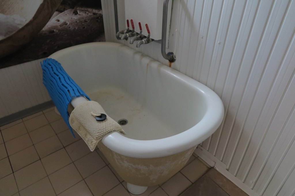 Baignoire remise en service dans l'établissement thermal, vue des quatre arrivées d'eaux différenciées.