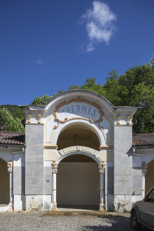 Façade du pavillon central de l'établissement thermal.