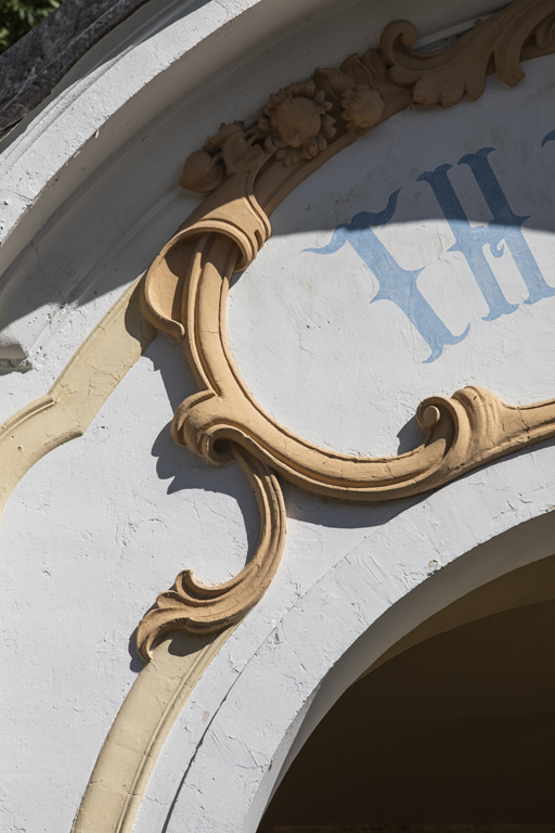 Façade du pavillon central : détail du décor.