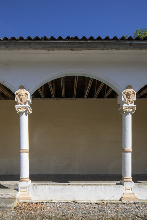 Détail de deux colonnes de la galerie.