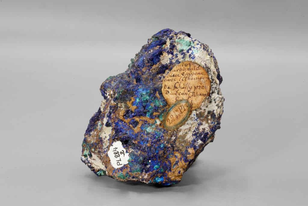 Echantillon "Azur de cuivre rayonné" identifié PL224 découvert dans "des mines de Chaissy à St Bal près de Lyon"