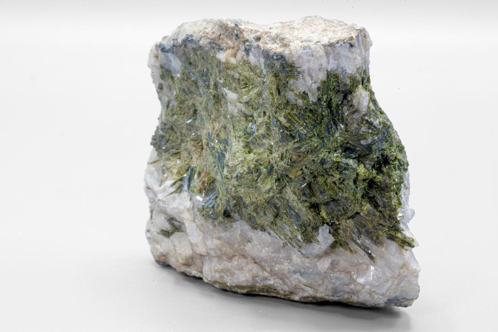 Echantillon de "Pistacite ou Epidote" identifié PL126 découvert à "Maronne en Dauphiné"