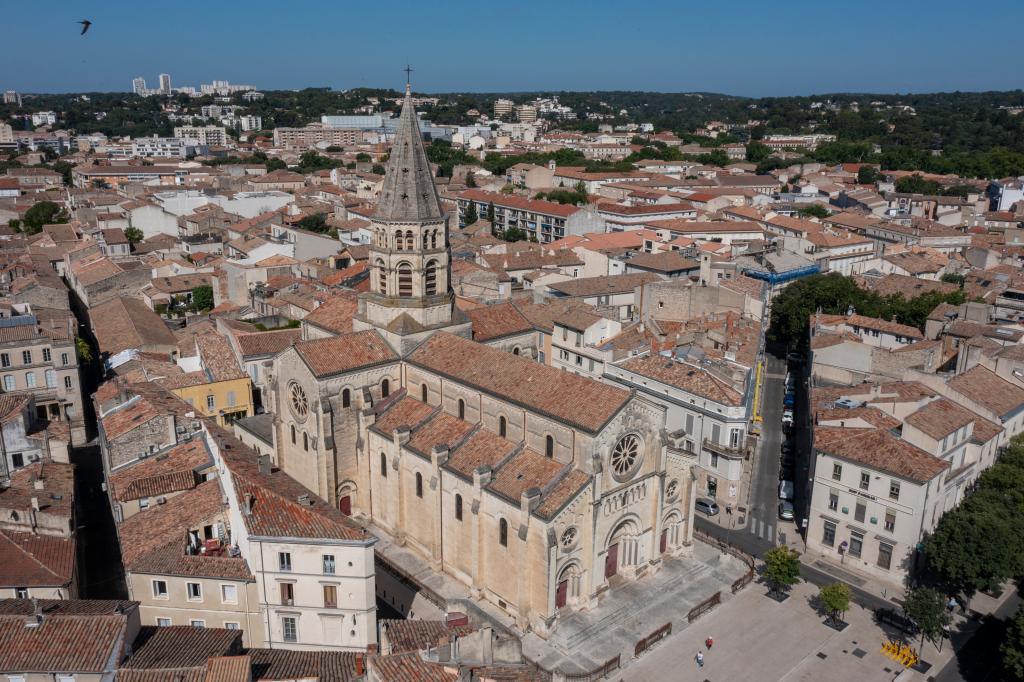 Vue de sud-est de l'église, prise de drône.