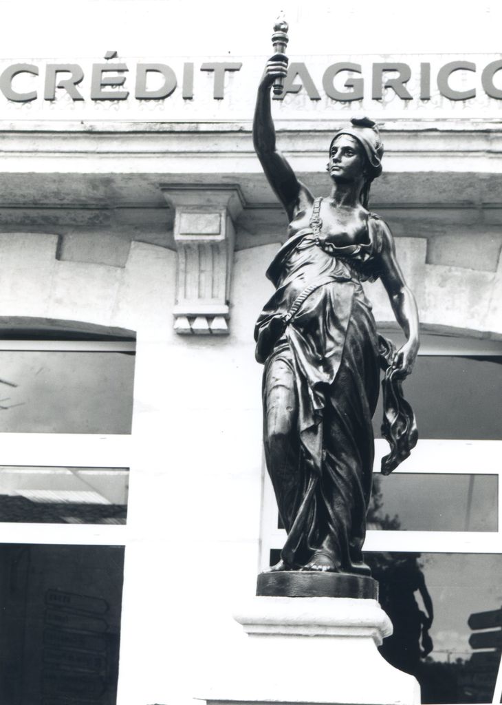 Fontaine monumentale, vue de face, photographie ancienne.
