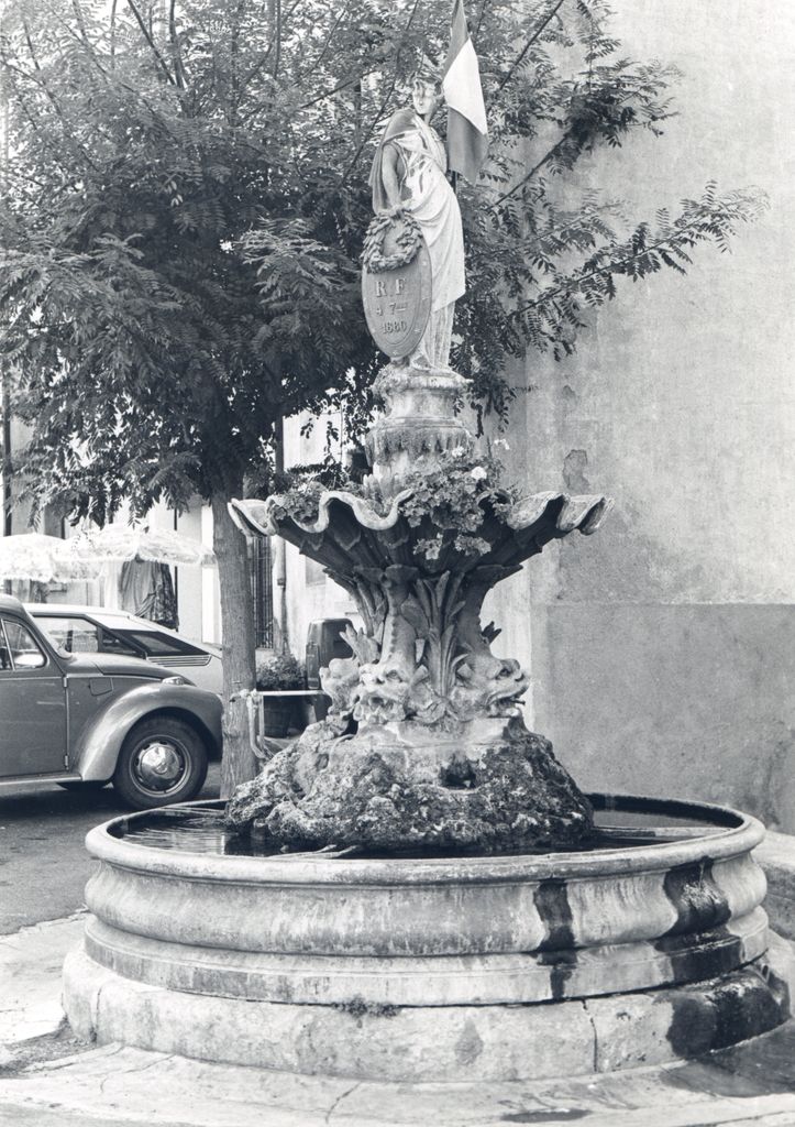 Vue d'ensemble de la fontaine monumentale.