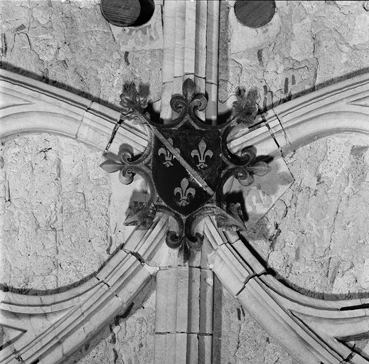 Voûte du vaisseau central en cours de restauration en 1977, travée VI, détail d'une clef de voûte secondaire aux armes de l'archevêque de Lyon Charles de Bourbon.