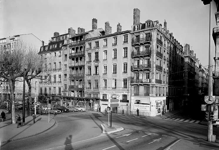 Vue générale des façades de l'îlot sur le quai Saint-Antoine.