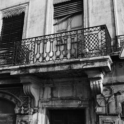 Façade principale, balcon central du 1er étage.