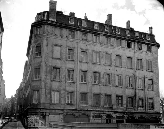 Vue générale sur l'angle des rues Mercière et Longue.