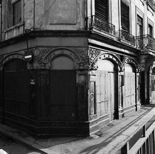 Façade principale, ouvertures de boutique à gauche de la porte.