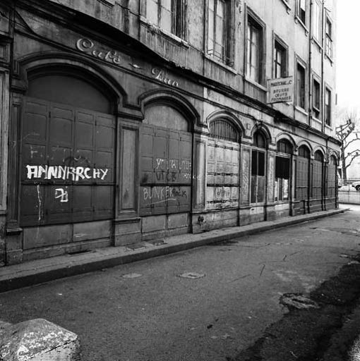 Façade sur la rue Longue, rez-de-chaussée.