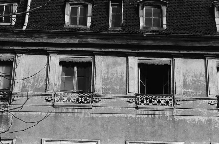 Façade principale, fenêtres de l'étage attique.