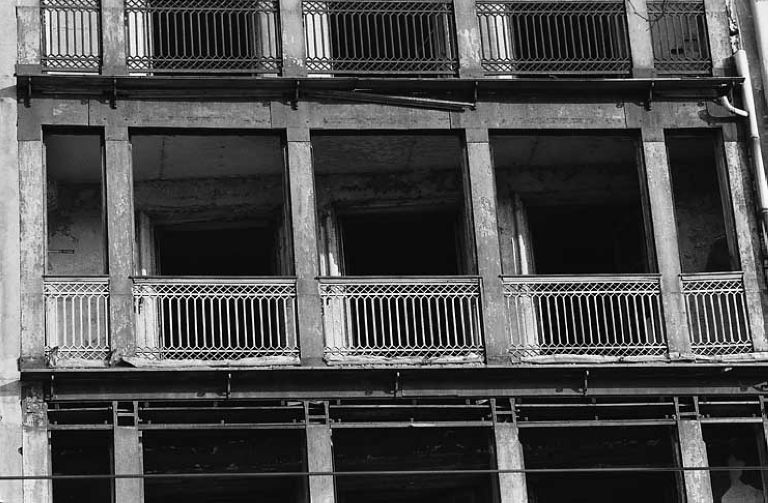 Façade sur le quai, détail de la loggia du 4e étage.