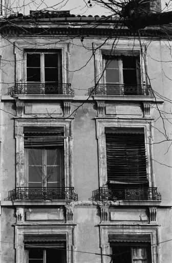 Façade sur le quai Saint-Antoine, détail des fenêtres des 3e et 4e étages.