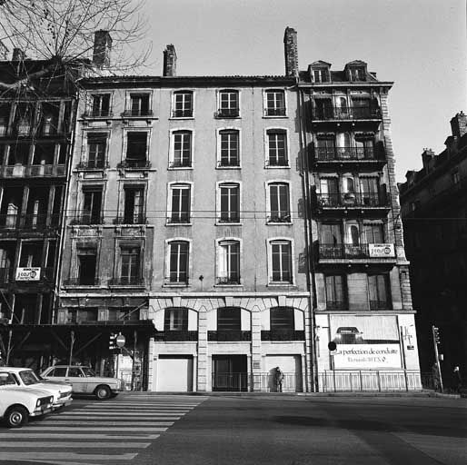 Façade sur le quai, vue générale.