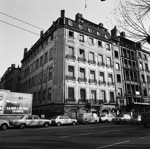 Vue générale sur l'angle de la rue Longue et du quai Saint-Antoine.