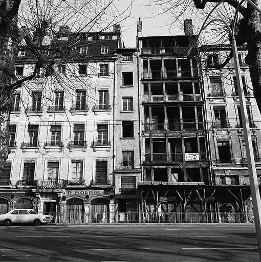 Vue générale de la façade sur le quai.