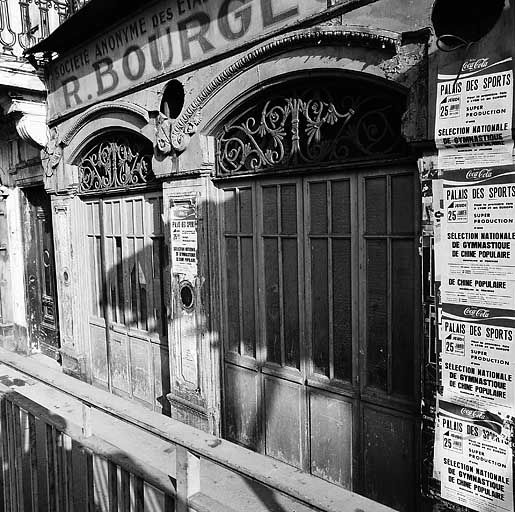 Façade principale, ouvertures de boutique à droite de la porte.