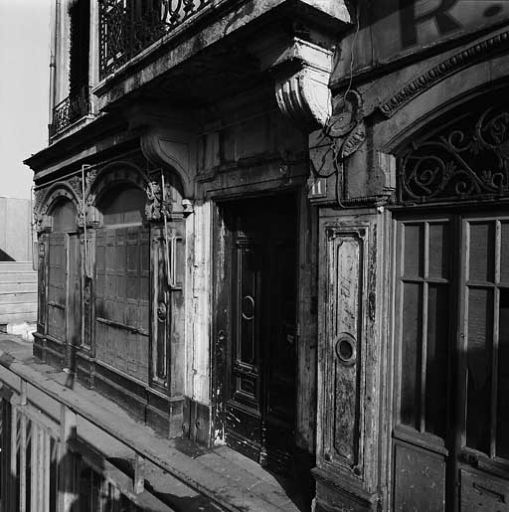 Façade principale, porte et ouvertures de boutique.