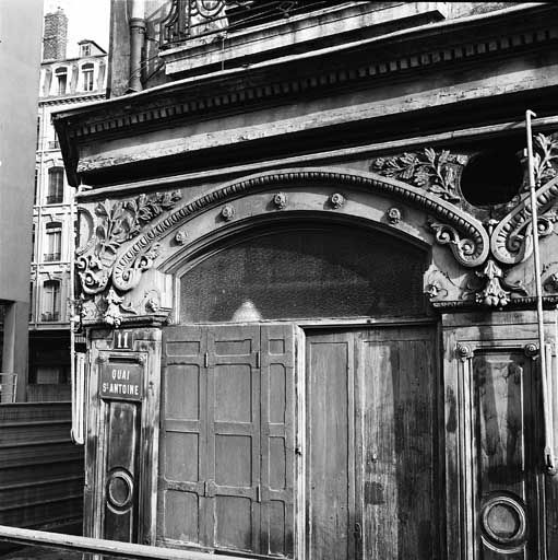 Façade principale, détail d'une ouverture de boutique à gauche de la porte.