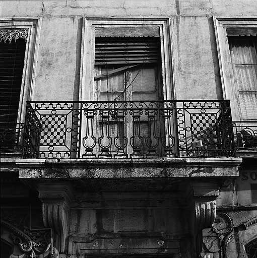 Façade principale, balcon et baie centrale du 1er étage.