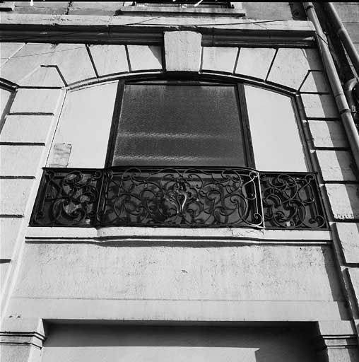 Façade sur le quai Saint-Antoine, détail d'une fenêtre de l'entresol.