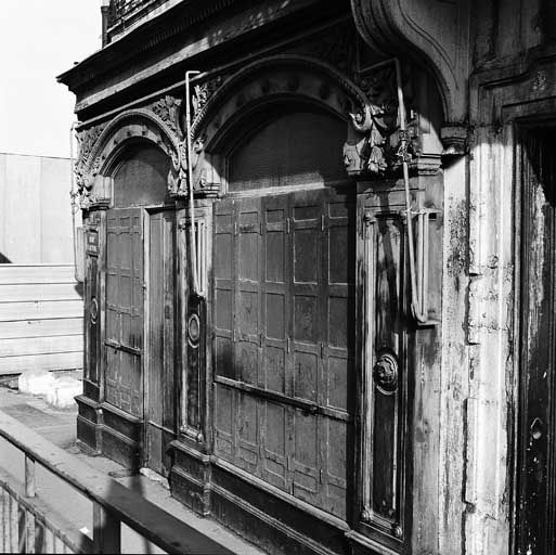 Façade principale, ouvertures de boutique à gauche de la porte.