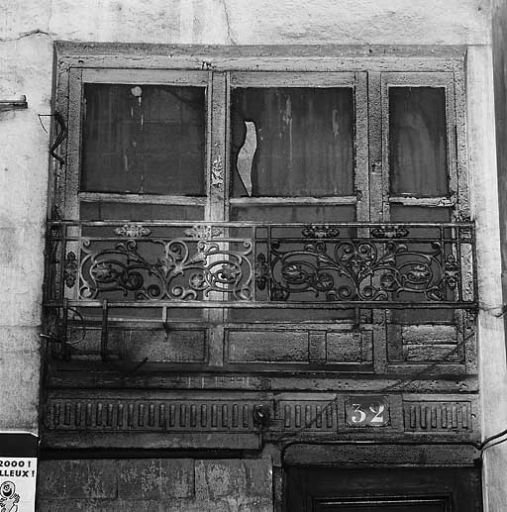 Façade rue Mercière, détail d'une fenêtre de l'entresol.