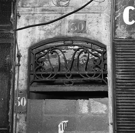 Façade sur la rue Mercière, porte, détail de la grille de tympan.