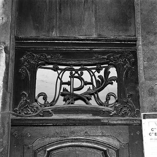 Porte rue Mercière, détail du tympan.