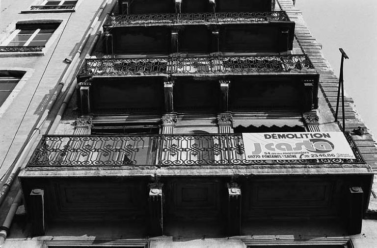 Façade sur le quai, balcons des niveaux 3 à 5.
