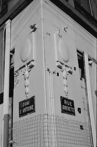 Devanture de boutique du rez-de-chaussée, détail du décor à l'angle du quai et de la rue Grenette.
