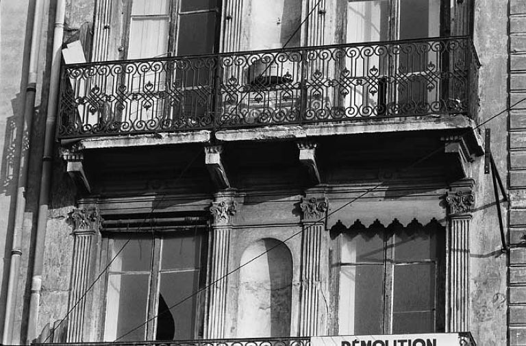 Façade sur le quai, détail du balcon du niveau 4.