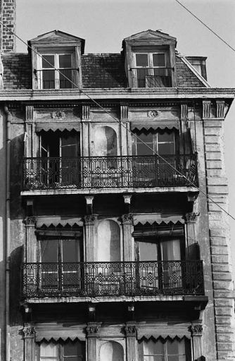 Façade sur le quai, détail des niveaux 5 et 6 et des lucarnes du comble.
