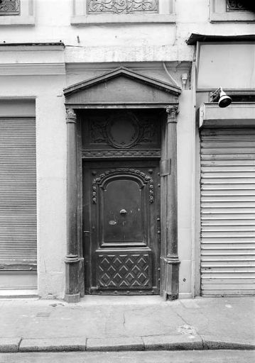 Façade principale rue Chavanne, porte.