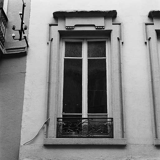 Façade principale rue Chavanne, détail de la fenêtre de gauche au 2e niveau.