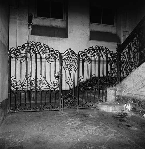 Escalier principal, palier du rez-de-chaussée en 1979 (avant la suppression des grilles par l'installation d'un ascenseur).