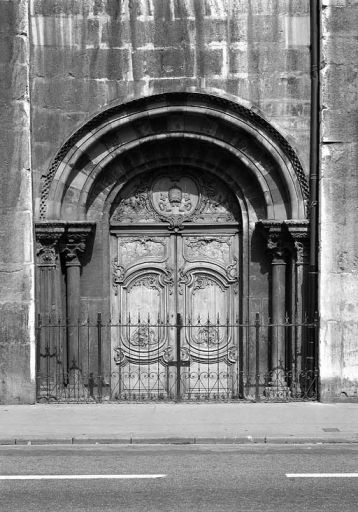 Côté est de la place, vestiges du clocher-porche de l'église de l'ancienne abbaye Saint-Pierre, portail.