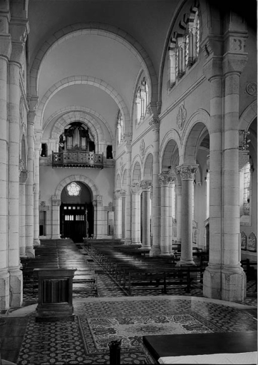 Vue du choeur vers l'entrée.