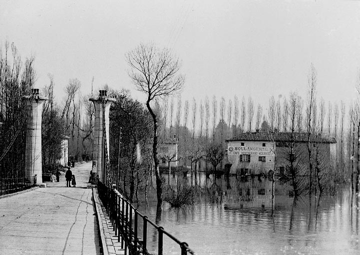 Ancien pont sur la Saône : inondation de 1896. Photogr., 1896.