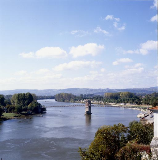 Vue prise depuis l'aval de la Saône