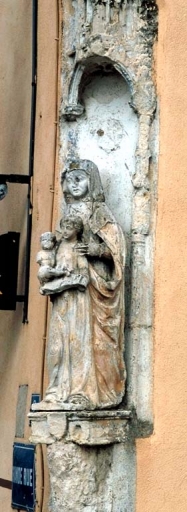 Vue de trois quarts droite de Sainte Anne trinitaire située à l'angle de la Grande Rue et la rue Montsec.